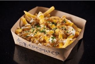 Cartofi prăjiți cu cheddar și sos de usturoi