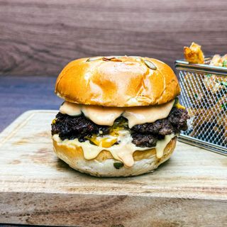 Smashed Burger cu cartofi prăjiți