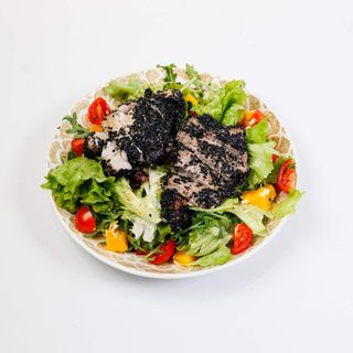 Salata s tuna steakom u crnom sezamu