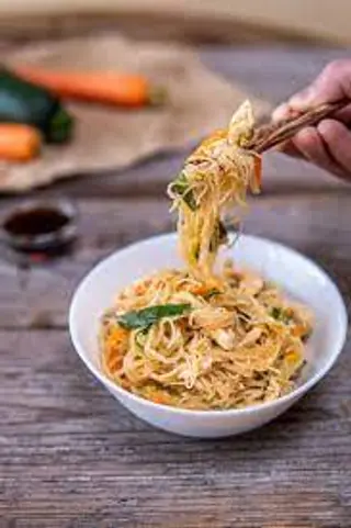 Spaghetti di riso con pollo