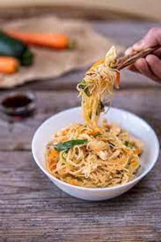 Spaghetti di riso con pollo