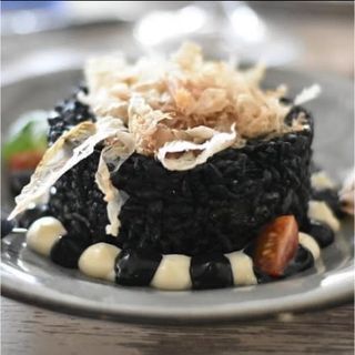 Arroz Negro Con Chipirones, Alioli Y Copos De Atún 