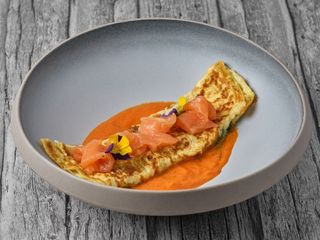 Омлет з лососем під соусом із печених перців (270g)