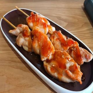 67. Brocheta de pollo yakitori (3 uds.)