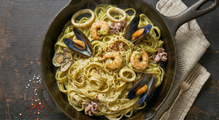 Linguine con pesto di basilico e frutti di mare