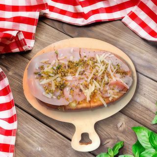 Bruschetta Mozzarella, Mortadella y Pesto de Pistacho