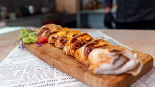 Кесадия с домашна наденица и червен лук (400г)