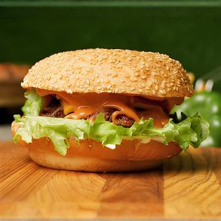Бургер говяжий с сыром (250 г)