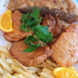 Lombo de porco frito com migas à alentejana
