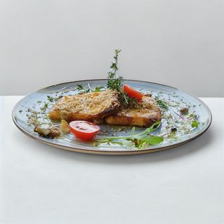 Запечено козе сирене със сос от бъз и сладко от домати