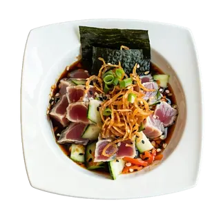 C404 Poke de atún, wakame, pepino y cebolla crujiente