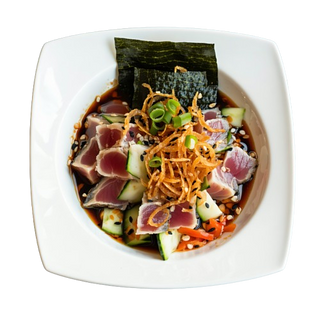 C404 Poke de atún, wakame, pepino y cebolla crujiente