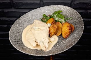 PIEPT DE PUI CU SOS GORGONZOLA SI CARTOFI WEDGES