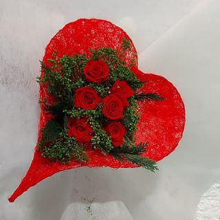 Corazón De Sisal Con 6 Rosas Preservadas Rojas Y Adorno De Verdes