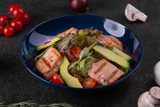 Салат с семгой и авакадо (300 гр.)