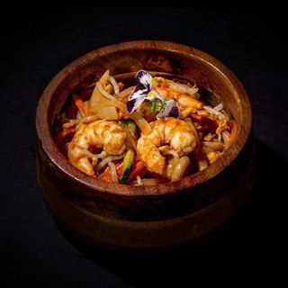Yaki udon saltati con gamberetti e verdure
