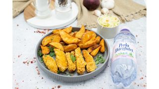 Crochete de pui cu fulgi si parmezan,cartofi wedges,salata de varza alba,apa plata