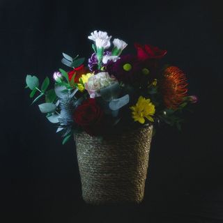 Cesto pequeño con flor natural. 