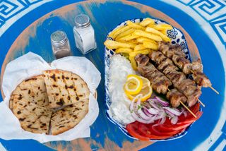 Souvlaki de porc la farfurie