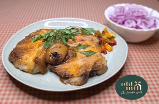 Ciolan porc cu salata ceapa rosie..