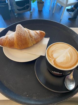 Cappuccino e cornetto semplice
