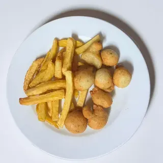 Buñuelos de Bacalao con patatas fritas