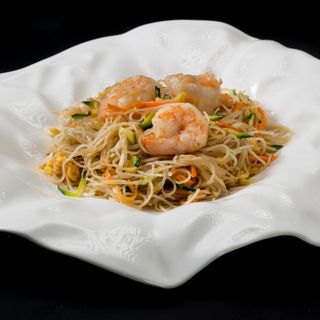 310. Spaghetti di riso con gamberi, verdure e uova