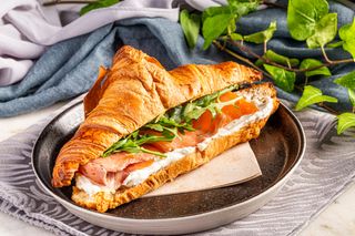 Croissant com salmão fumado, cream-cheese e rúcula