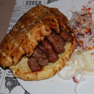 Ćevapčići na kajmaku u lepinji i pomfritom