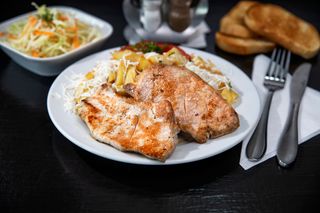 Cotlet de porc la gratar cu cartofi pai