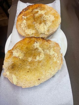 Препечена селска питка с билково масло