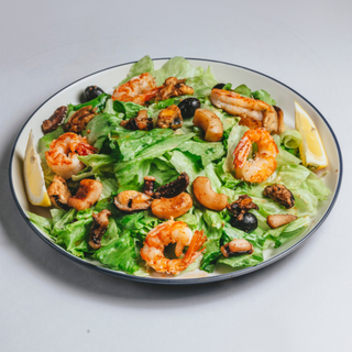 Салат с морским коктейлем, заправленный французским дрессингом (350гр)