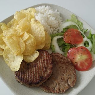 Hambúrguer no prato 