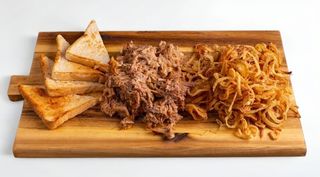 Pulled pork s prženim lukom
