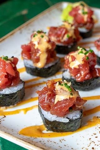 Rollo tartar de atún picante