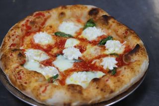 Pizza Bufala, pomodoro, mozzarella e basilico