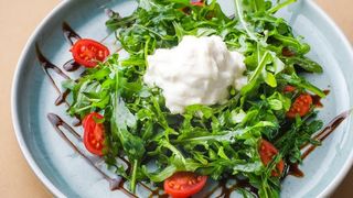 Теплый салат с рукколой и сыром Страчателла