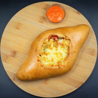 Хачапурі аджарський з куркою та овочами