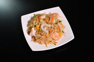 55. Spaghetti di riso con verdura mista e frutti di mare