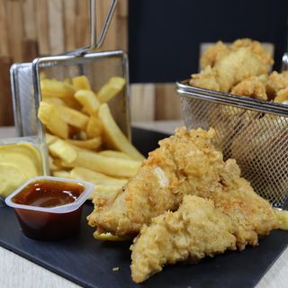 6 tiras de pollo, 1 complemento 1 salsa y un refresco