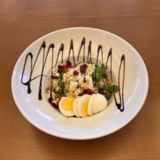 Салата спанак с киноа