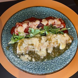 Enchilada de pollo con salsa ranchera y chipotle   