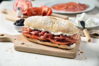 Panino con prosciutto crudo, scamorza, pomodoro e salsa