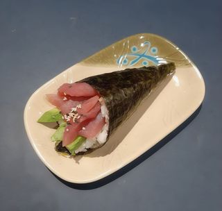 Temaki Atún y aguacate  (1 Pieza)