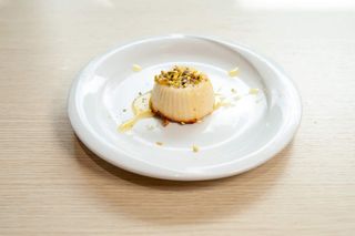 Ricottina di bufala con miele aromatizzato e granella di pistacchio