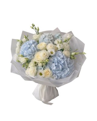 ჰორტენზიისა და თეთრი კუშტური ვარდების თაიგული