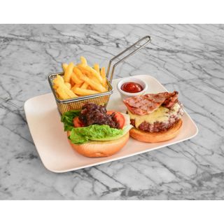 Hamburguesa Angus: Queso, Beicon, Ensalada, Mermelada de Cebolla Morada en Pan Brioche y Patatas Fritas / Angus Burger: Bacon, Cheese, Salad And Red Onion Marmalade In a Brioche Bun & Chips