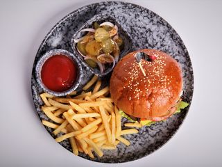 Бургер меню  з котлетою з курки(300/100/50г)