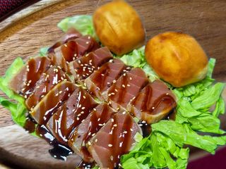 12B. Teppanyaki Tataki Atún Con Salsa Teriyaki Y Pan Frito