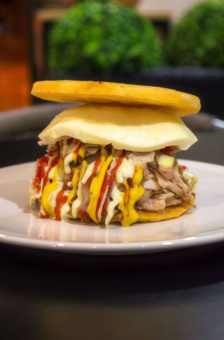 Arepa de Pernil al Horno y queso de mano